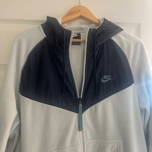 Im selling a slightly used Nike jacket XL